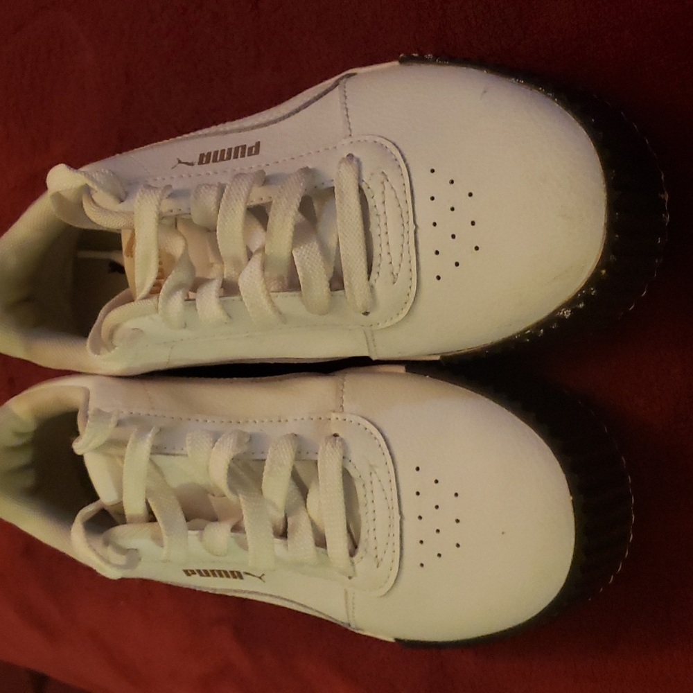 Womens Puma tennis shoes